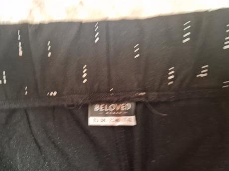 Predám čierne legíny so vzorom, 38