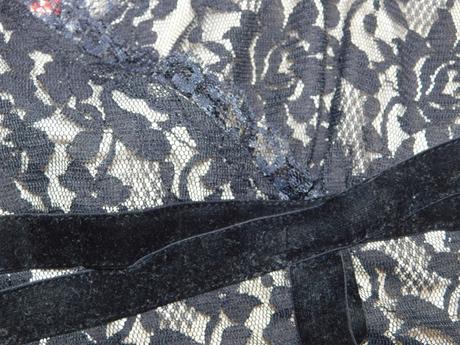 Pekne čipkovane šaty, 38