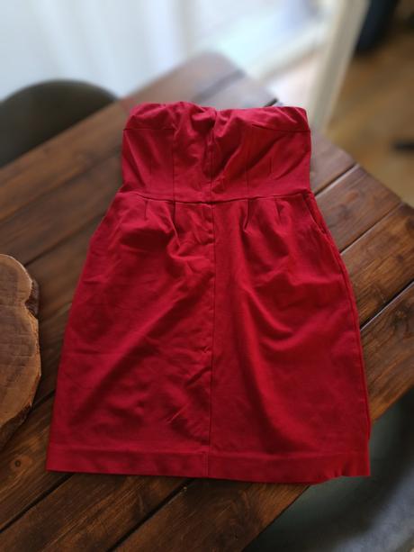 Express bordovo-červené šaty bez ramienok m, m