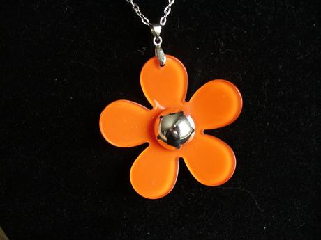Kvetinka náhrdelnik,