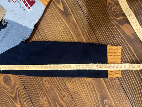 Svetrík s autami, 98