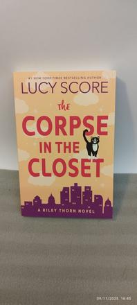 Lucy score - the corpse in the closet, 