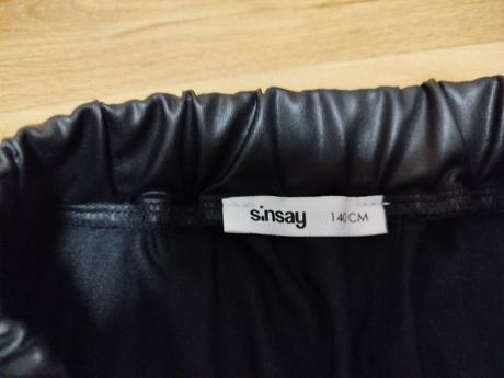 Plisovaná koženková suknička, sinsay,140