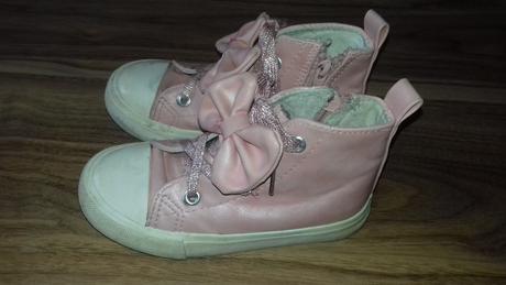 Členkové tenisky, 27