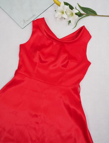 Kvalitné saténové šaty, s