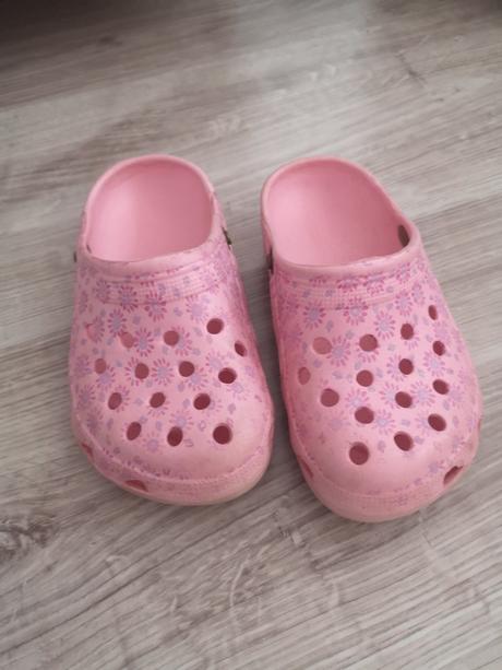 Crocs, 27