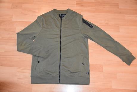 Zelená mikinka zadná strana obrázok, chapter young,m