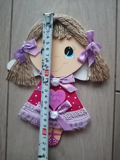 Drevený anjelik šťastia dievčatko,