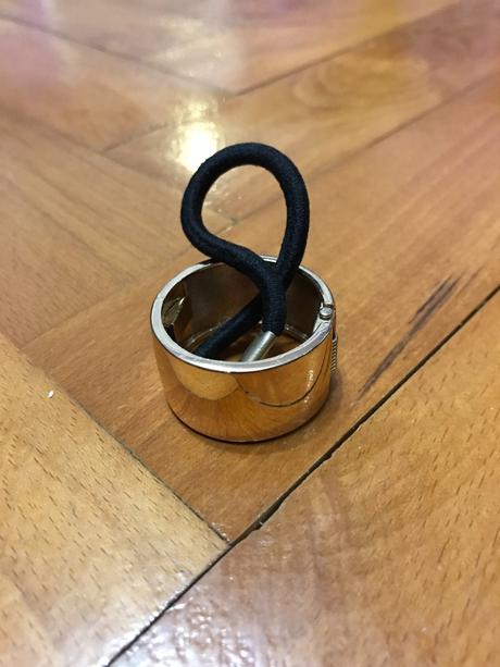 Gumička do vlasov so zlatým prvkom,