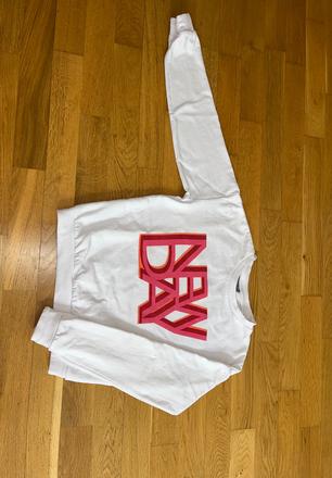 Biela mikina s nápisom, 158