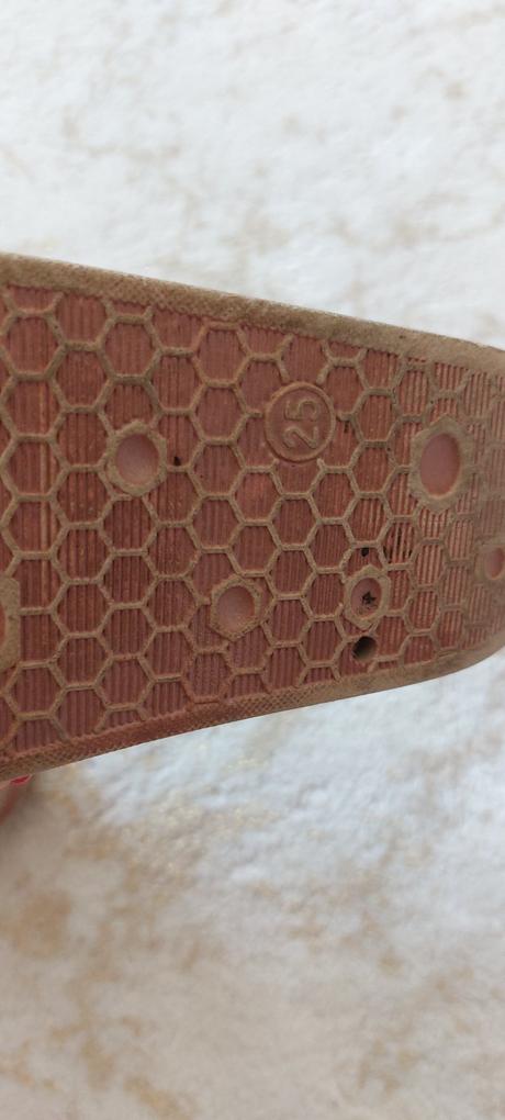 Šľapky s brmbolcekom, 25