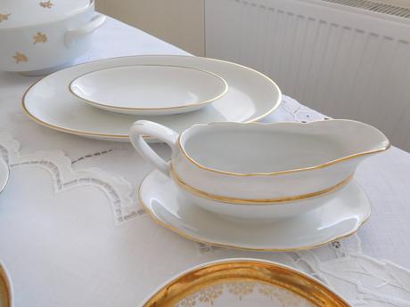 Ovalný iba so zlatým lémom+ešte menší+omáčkovník,