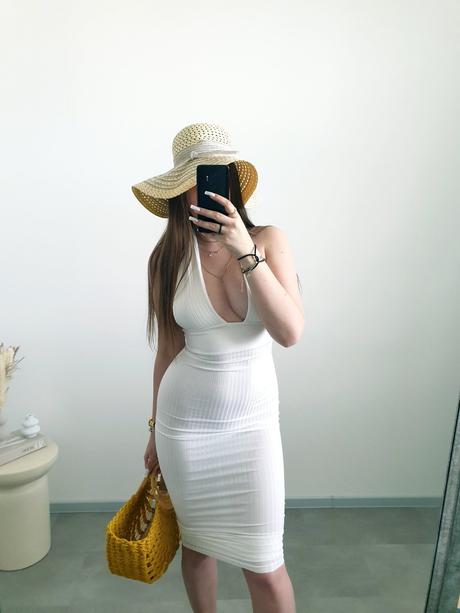 Biele extravagantné šaty s, s