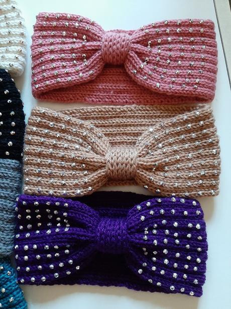 Pletené čelenky s kamienkami vo viacerých farbách,