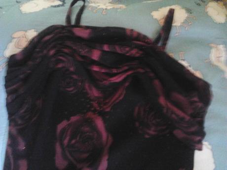 Šaty čiernej farby s bordovými ružičkami, 40