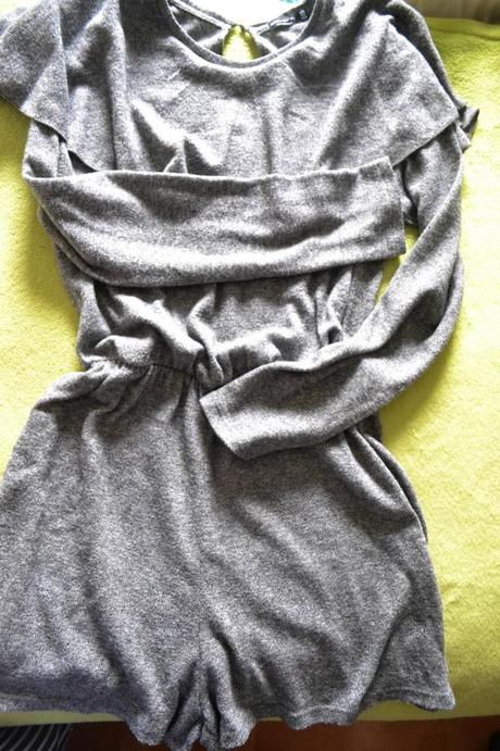 Teplejší overal s volánom bershka s/m, bershka,m