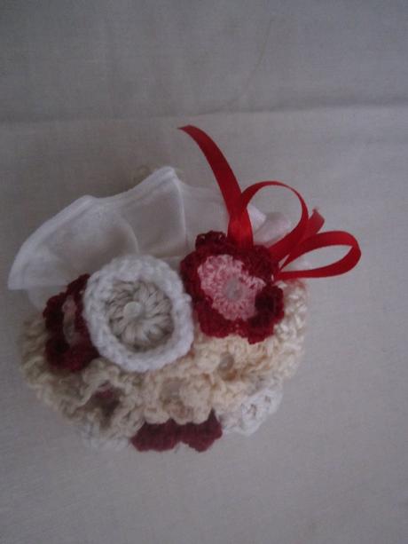 1661. kytice háčkované,