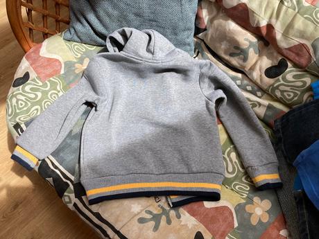 Mikina s kapucňou, 98