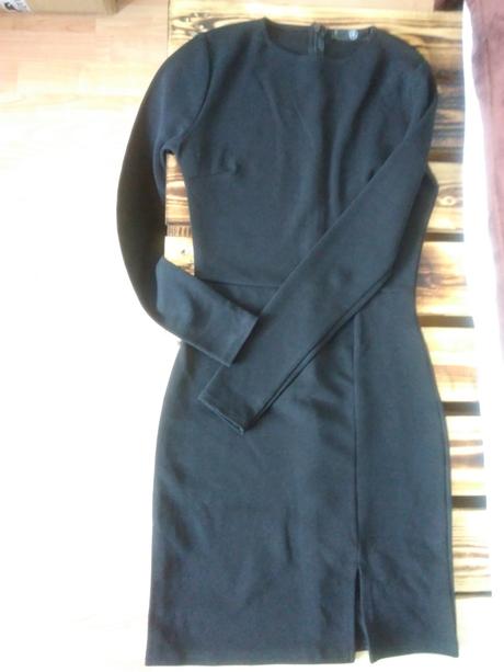 Čierne šaty s dlhým rukávom, s