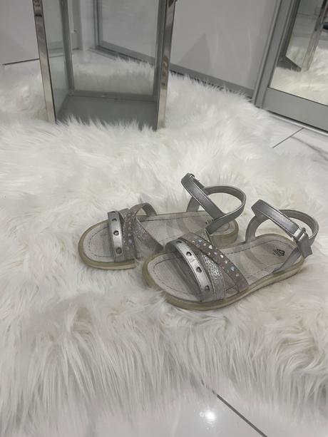 Strieborné sandálky, 28