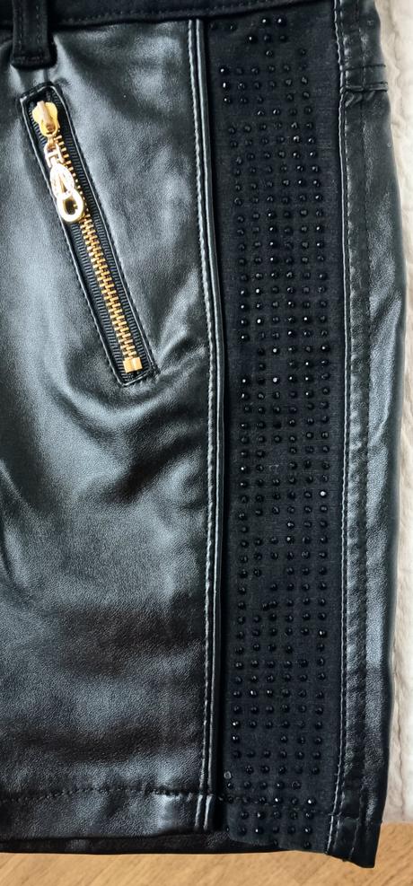 Krátka koženková sukňa, s