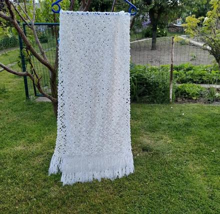 Veľká háčkovaná biela šála,