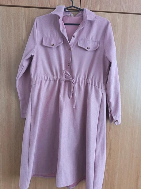 Ružové šaty na zimu, l