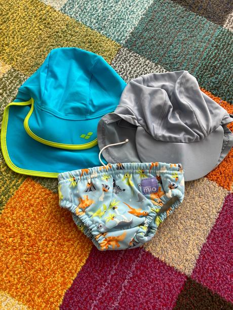 Šiltovka a plavky, 80