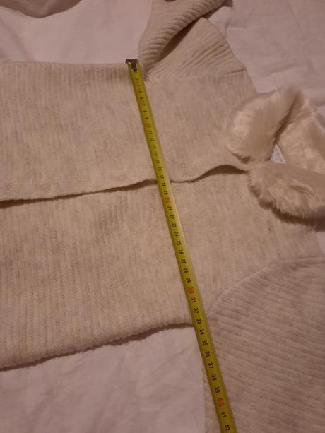 Krasny svetrík s chlpatym golierom, f&f,122