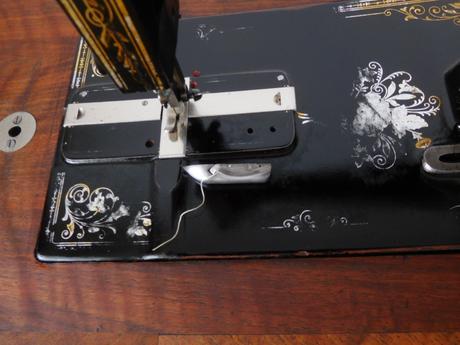 Starožitný šijací stroj značky royal-plne funkčný, 