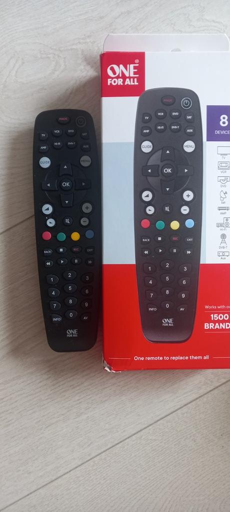Tv a stojan a uni diaľkový ovládač, 