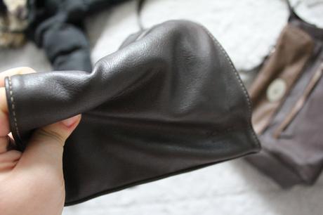 Mala kozena tmavohneda kabelka,