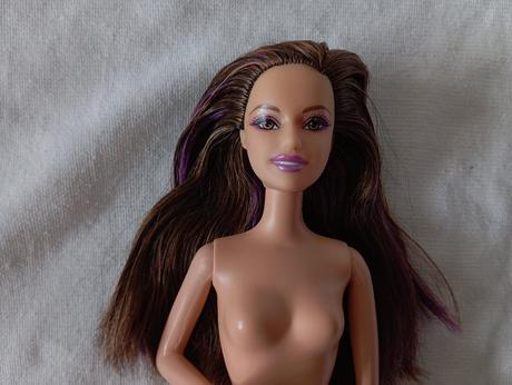 Barbie bruneta s fialovým melírom,