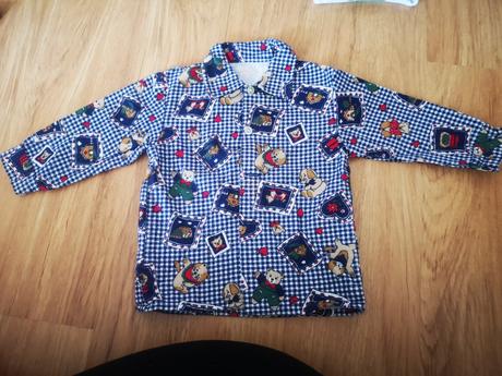 Modrá košeľa s macikmi, 68