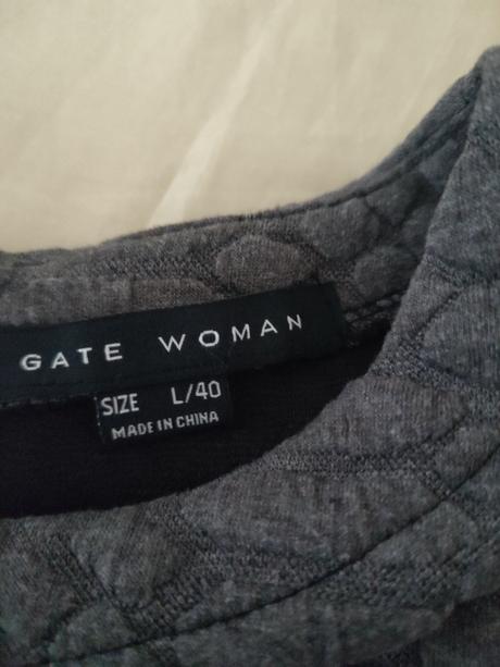 Šedé šaty, gate,l