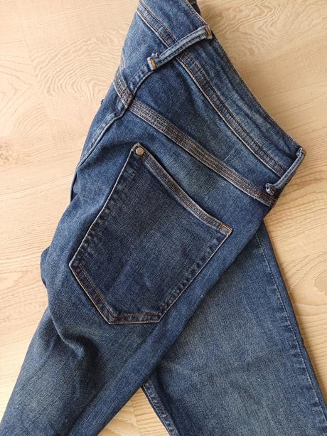 1x oblecene pruzne rifle, h&m,152