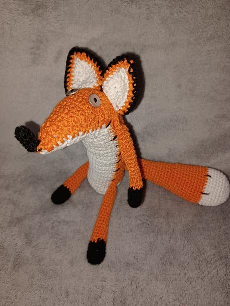 Háčkovaná líška, 