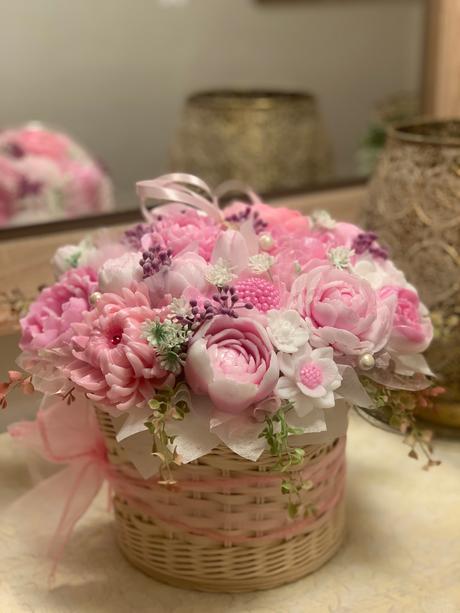 Veľká mydlova kytica v pletenom priborniku, 