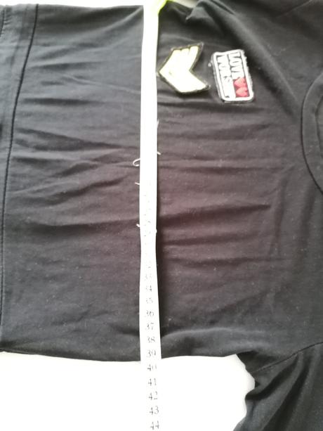 Šaty s nášivkami, s