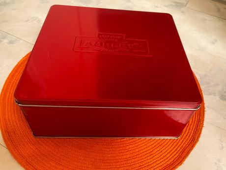 Plechový box na zákusky,