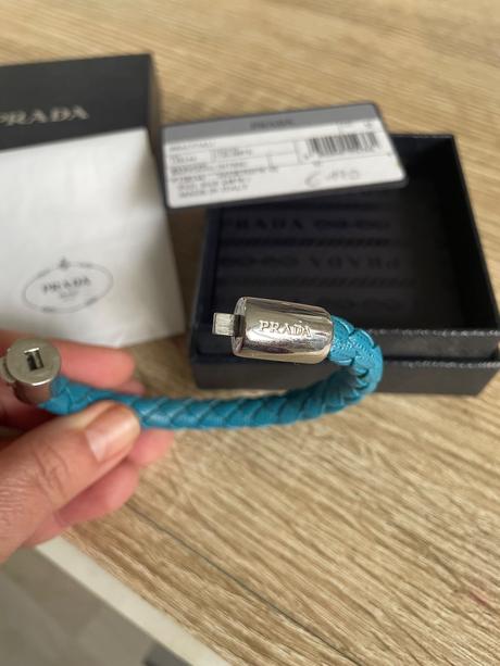 Prada náramok, prada