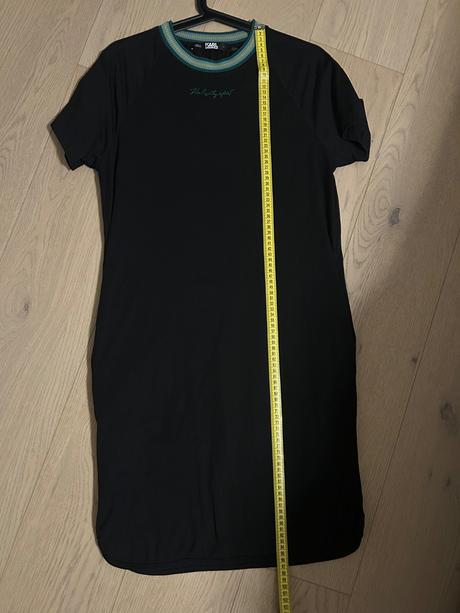 Karl lagerfeld šaty s signature, s