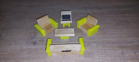 Dreveny domcek s prislusenstvom,