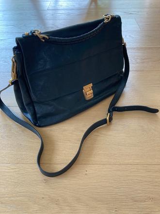 Kabelka coccinelle cierna, coccinelle