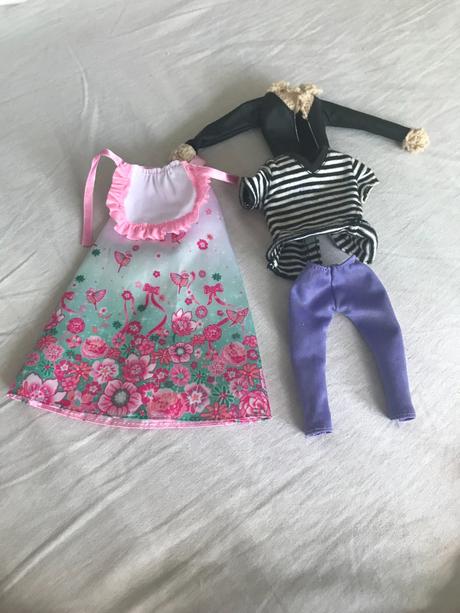 Barbie šaty 4 ks,