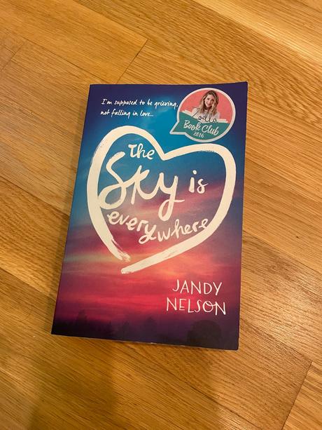 Kniha the sky is everywhere anglicka, 