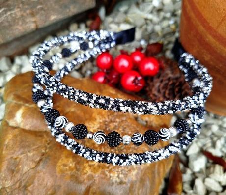 Elegantná strieborno-čierna čelenka,