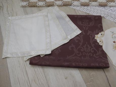 Obrusy krémovo hnedasté, 