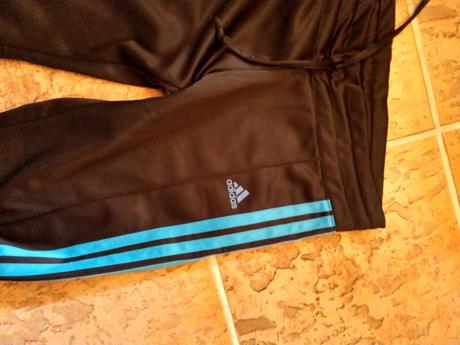 Teplaky zn.adidas cierne smodrymi pruhmi, adidas,m