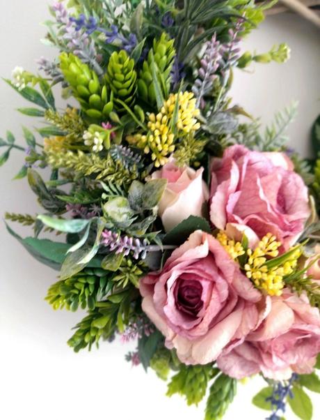 Veniec s ružami a lavendul'ou, 